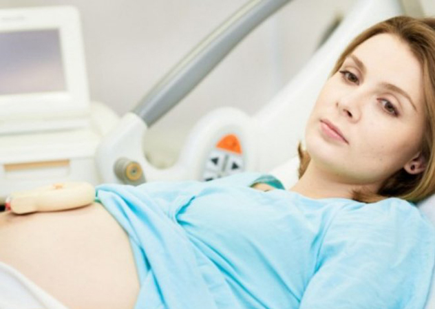 Беременная женщина лежит в стационаре