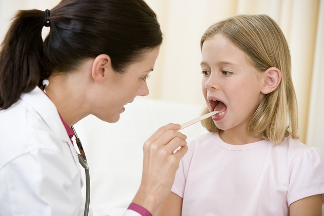 Доктор проверяет горло у девочки