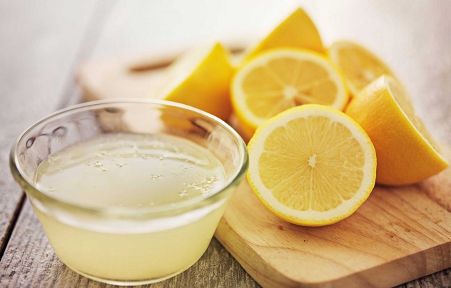 Нарезанный лимон и лимонный сок
