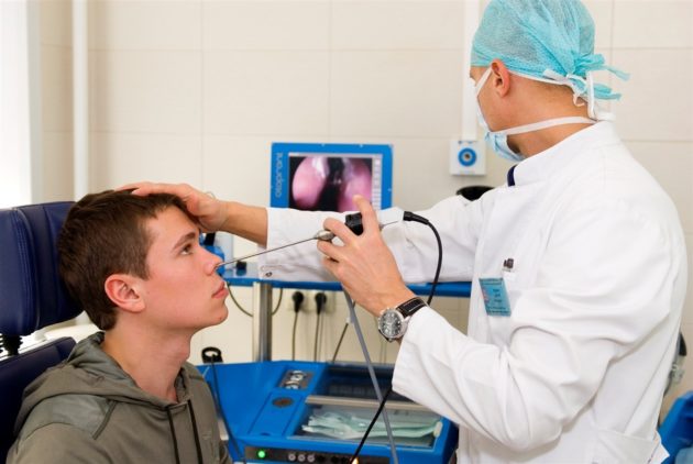 Эндоскопическое обследование носовой полости позволяет обнаружить и удалить полипы