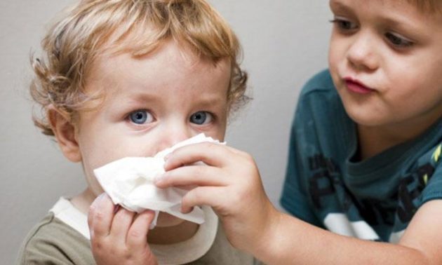 Малыши: аспиратор для носа должен быть в аптечке молодых родителей