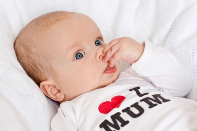 Капли Назол Бэби применяются для устранения заложенности носа даже у новорожденных