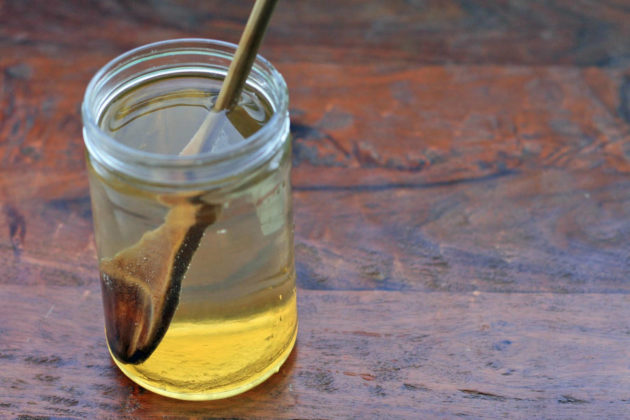 Медовую воду можно применять в качестве народного метода лечения отита