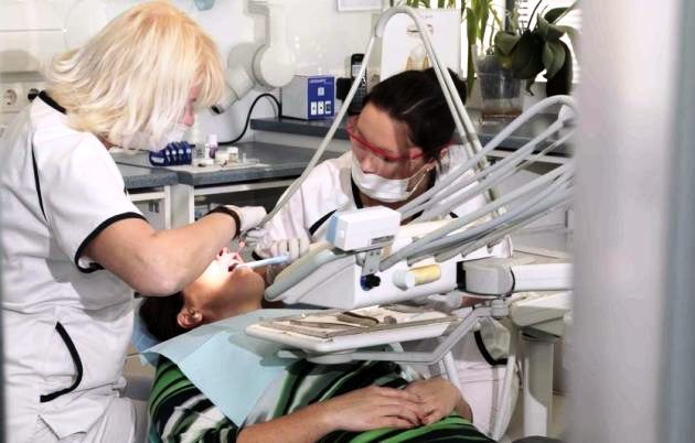 для профилактики ангины Людвига нужно вовремя лечить кариозные зубы
